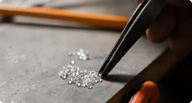 img-Tweezers handling small diamonds